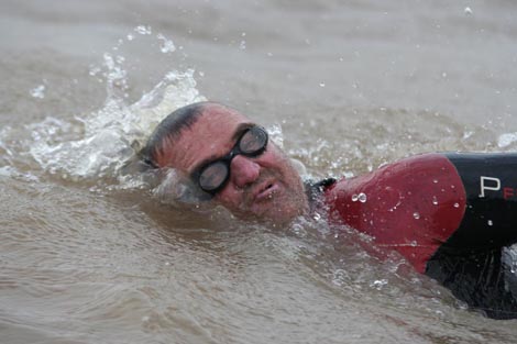 Čovjek koji je pobijedio Amazonu (Big River Man), red. John Maringouin, Molly Lynch