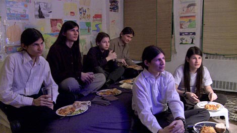 Čopor (The Wolfpack), red. Crystal Moselle