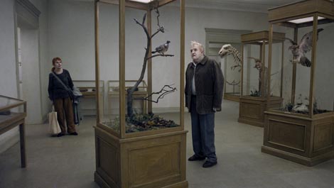 Golub sjedi na grani i promišlja egzistenciju (En duva satt på en gren och funderade på tillvaron), red. Roy Andersson