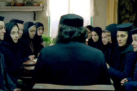 Iza brda (Dupa dealuri), red. Cristian Mungiu