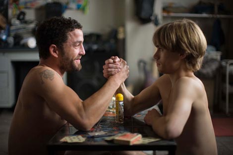 Queer MoMenti:  Iza zidova (Hors les murs), red. David Lambert