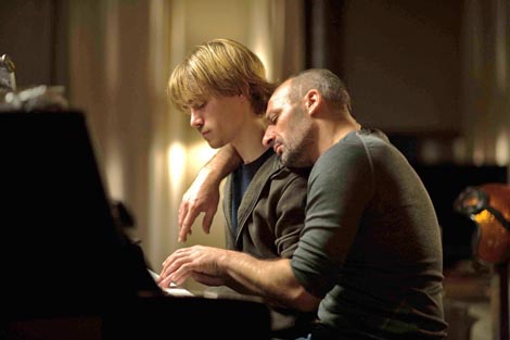 Queer MoMenti:  Iza zidova (Hors les murs), red. David Lambert