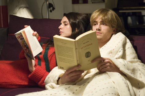 Queer MoMenti:  Iza zidova (Hors les murs), red. David Lambert