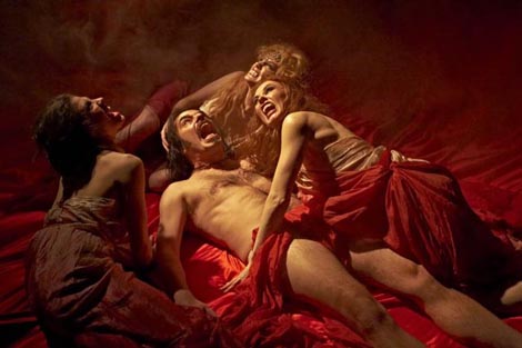 Kad padne mrak (What We Do in the Shadows), red. Jemaine Clement, Taika Waititi