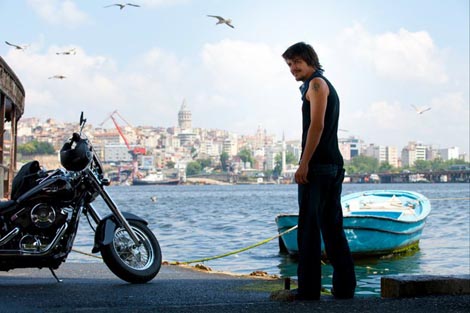 Ljubav voli slučajnosti (Ask Tesadüfleri Sever), red. Ömer Faruk Sorak