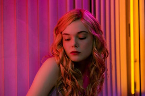 Neonski demon (The Neon Demon), red. Nicolas Winding Refn