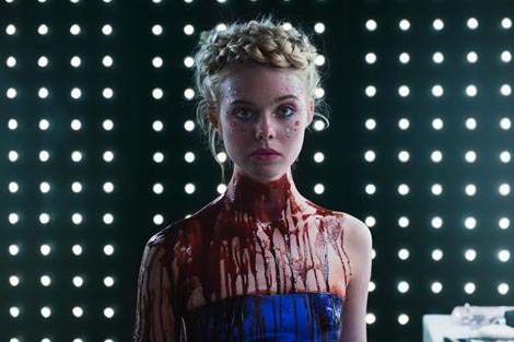 Neonski demon (The Neon Demon), red. Nicolas Winding Refn
