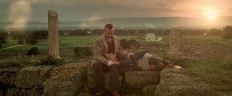 Proljeće (Spring), red. Justin Benson, Aaron Moorhead