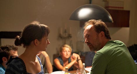 Pukotine na oklopu (Die Unsichtbare), red. Christian Schwochow