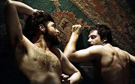Oliver Reed i Alan Bates u filmu Zaljubljene žene (Women in Love, 1969), red. Ken Russell