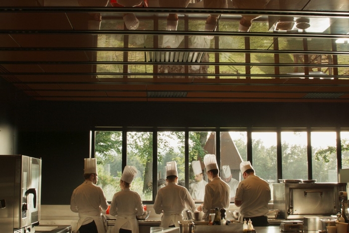 <em>Menus-plaisirs — Les Troisgros</em>, red. Frederick Wiseman, Francuska, SAD. 2023. 